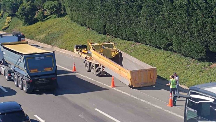Sultanbeyli’de Kamyon Dorse Üst Geçide Çarptı!