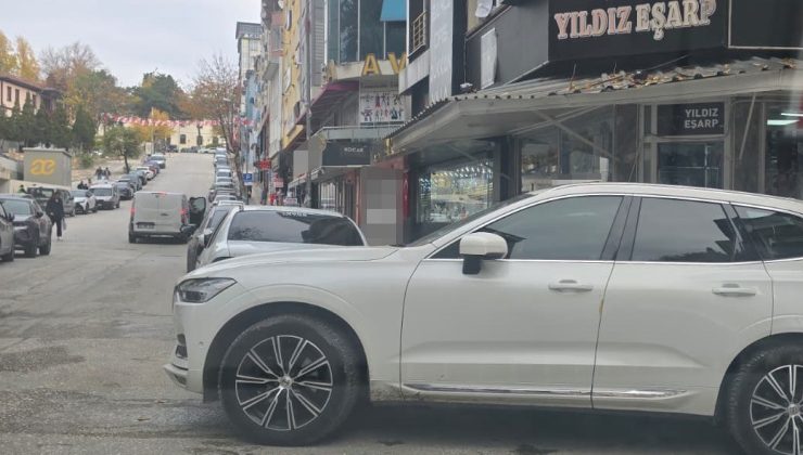 Engelli Yolu Kapatıp Duyarsızca Park Eden Sürücü!