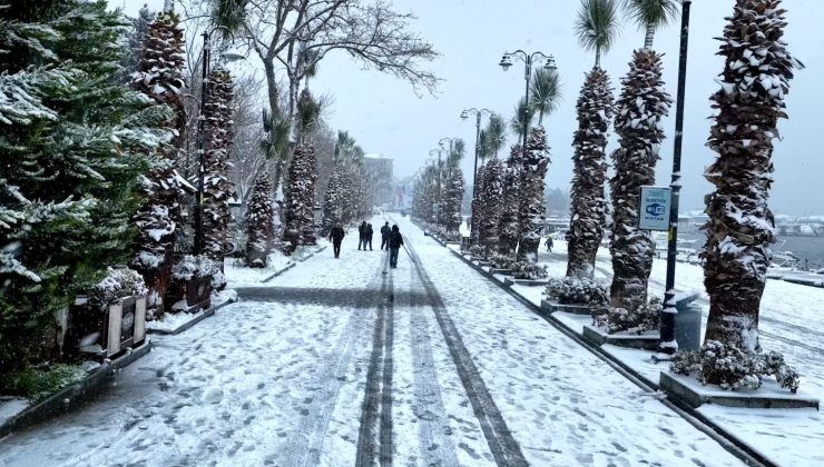 Silivri Beyaz Örtüyle Kaplandı: Kar Manzarası!