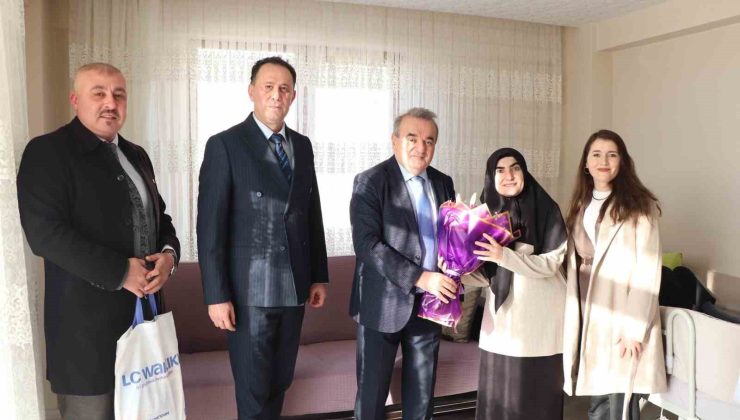 Evde Eğitimde Karnesini Alan Çağrı’nın Sevinci