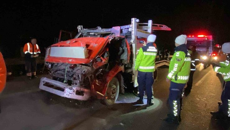 Kamyonet Tıra Çarptı, Sürücü Mahsur Kaldı!