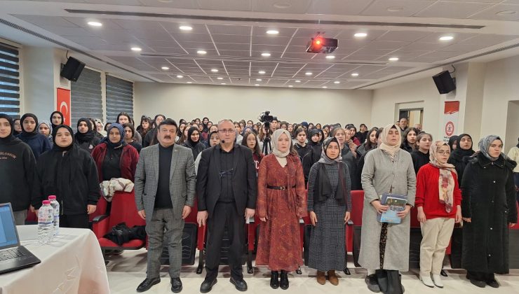 Gençler İçin Sosyal Medya ve Gerçeklik Sempozyumu
