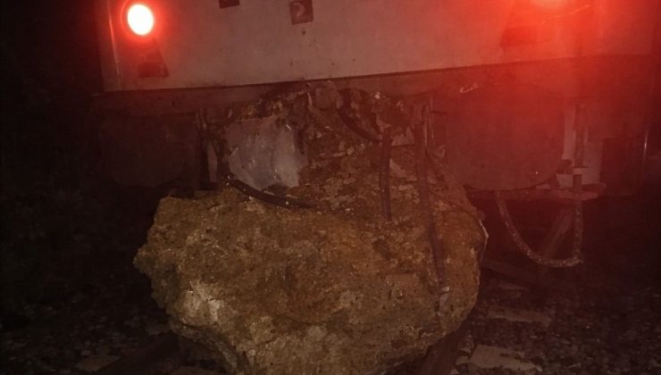 Tren Raydan Çıktı: 150 Yolcu Güvende!