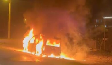 Alev Alev Yanan Araçta Sürücü Gözyaşlarına Boğuldu