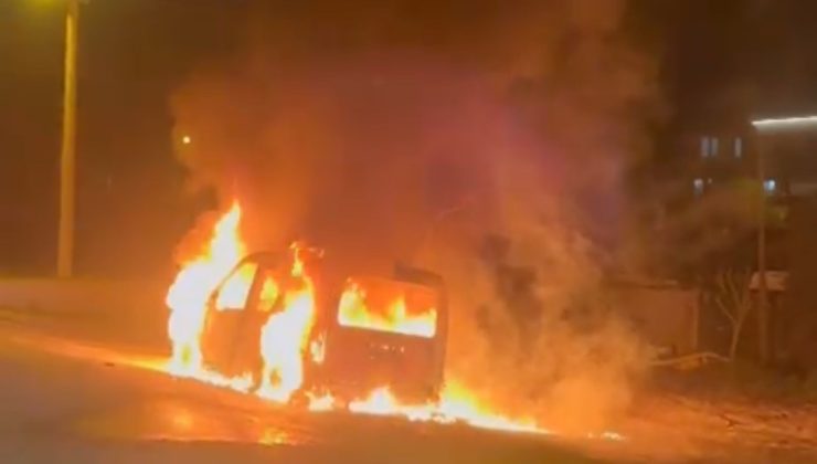 Alev Alev Yanan Araçta Sürücü Gözyaşlarına Boğuldu