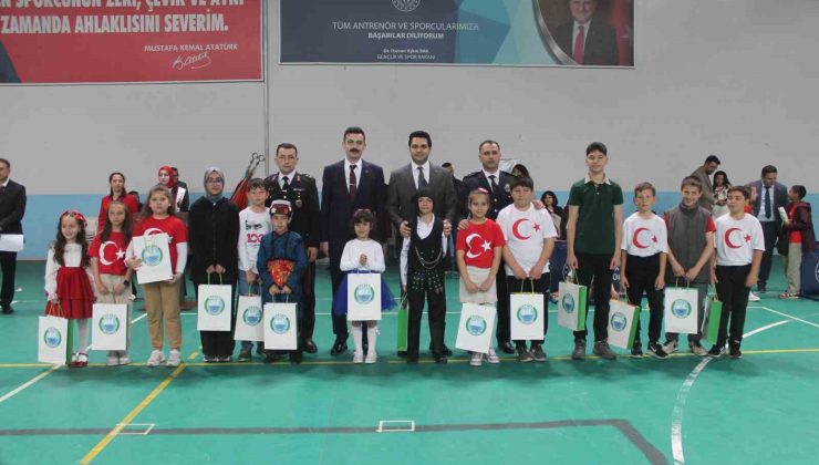 Manyas’ta 23 Nisan Coşkusu Kapalı Salonda Yaşandı