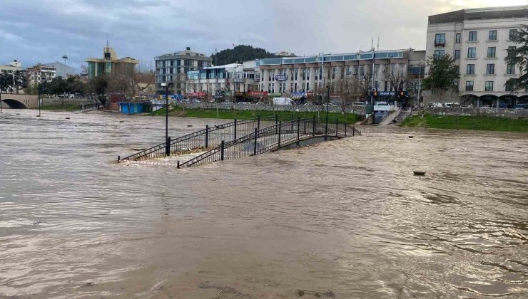 Kocabaş Çayı Taşınca Otopark Sular Altında Kaldı