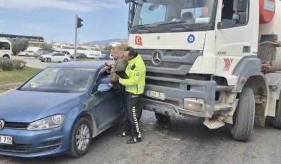 Polis, Kazada Sıkışan Sürücüyü Camdan Kurtardı!