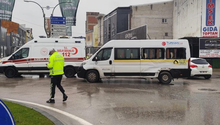 İnegöl’de Kamyon ile Minibüs Çarpıştı: 4 Yaralı!