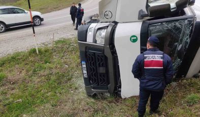 İnegöl’de Su Yüklü Tır Devrildi, Sürücü Yaralandı!
