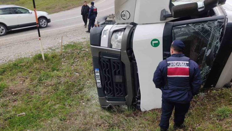 İnegöl’de Su Yüklü Tır Devrildi, Sürücü Yaralandı!