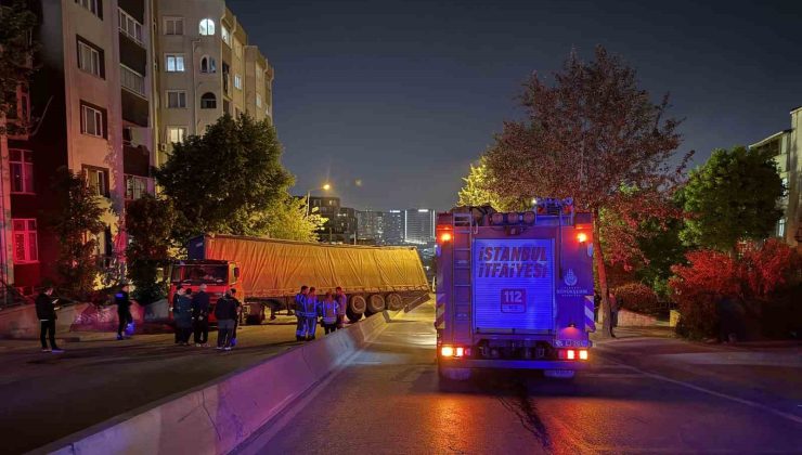 Küçükçekmece’de Tır Rampada Kaydı, Trafik Durdu!