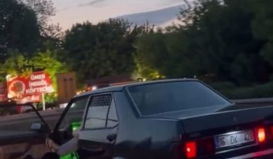 Trafikte Şok Eden Anlar: Kapıyı Açıp Sürüyor!