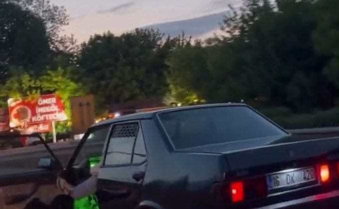 Trafikte Şok Eden Anlar: Kapıyı Açıp Sürüyor!